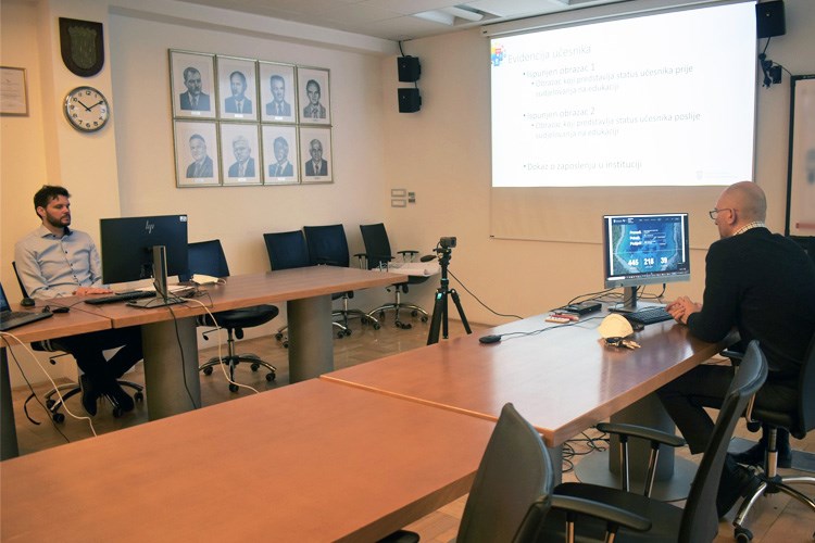 Slika Kolege iz NIPP-a drže prezentaciju virtualnim putem