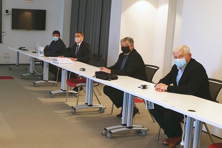 Slika Dr. sc. Damir Šantek sjedi s predstavnicima izvođača za vrijeme potpisivanja ugovora.