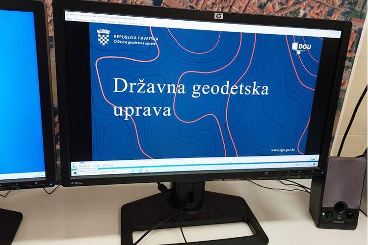 Slika Prezentacija o GeoHrvatskoj na ekranu računala na izložbi.