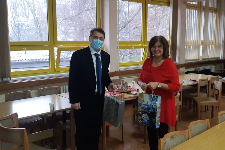 Slika Dr. sc. Damir Šantek s ravnateljicom škole izmjenjuje simbolične poklone.