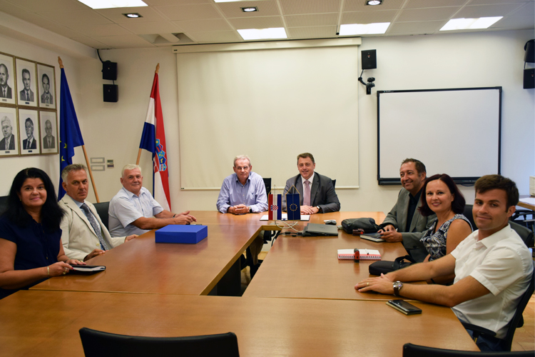 Slika /slike/Vijesti/Potpisi/GiSDG2.jpg