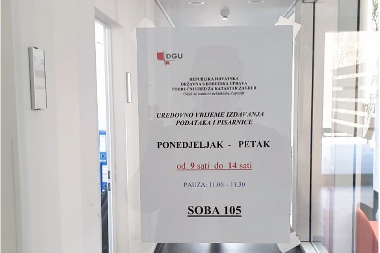 Slika Obavijest na vratima o radnom vremenu PUK- Zaprešić. Soba 105, pon do pet od 9 do 14 sati za stranke
